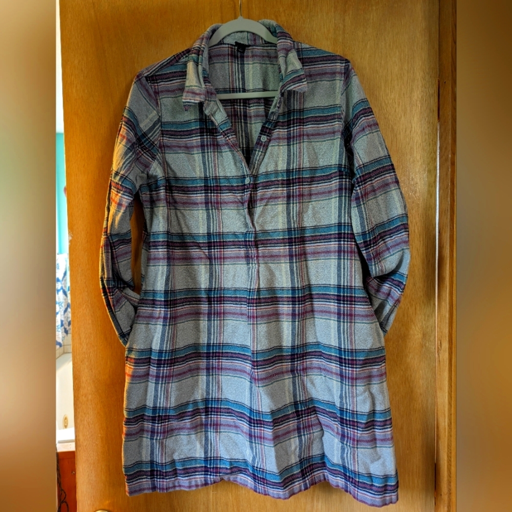 Patagonia flannel long sleeve shirt dress with pockets.
